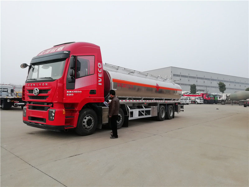 上汽紅巖29.7方前四后八鋁合金運油車，20噸運油車