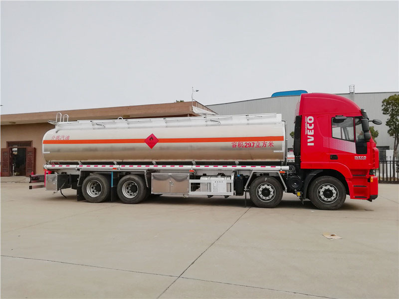 上汽紅巖29.7方前四后八鋁合金運油車，20噸運油車
